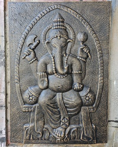 Grand Cadre en Fer Ganpati en Relief Doré Antique - 0,7x1m